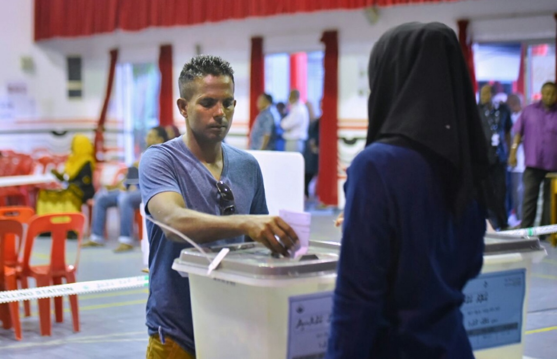 މާލެ: މޭ 6، 2017: ލޯކަލް ކައުންސިލް އިންތިހާބުގައި މީހަކު ވޯޓުލަނީ.-- ފޮޓޯ: ހުސެން ވަހީދު/ މިހާރު