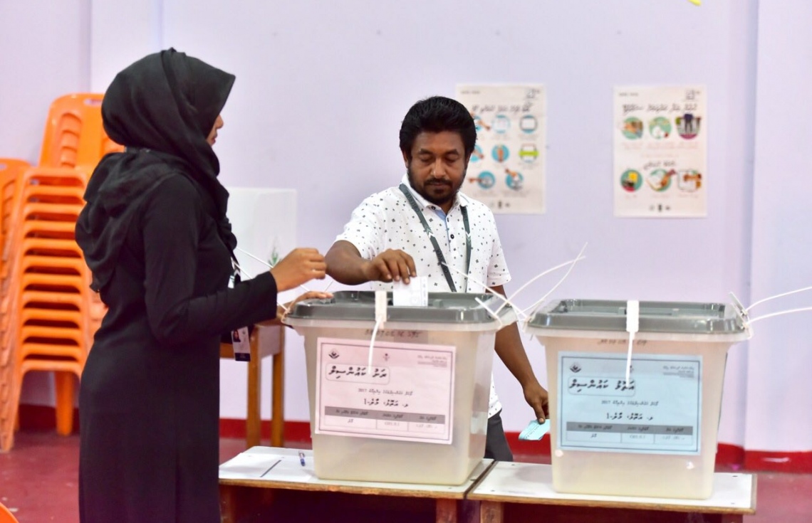 މާލެ: މޭ 6، 2017: ލޯކަލް ކައުންސިލް އިންތިހާބުގައި މީހަކު ވޯޓުލަނީ.-- ފޮޓޯ: ނިޝާން އަލީ/ މިހާރު