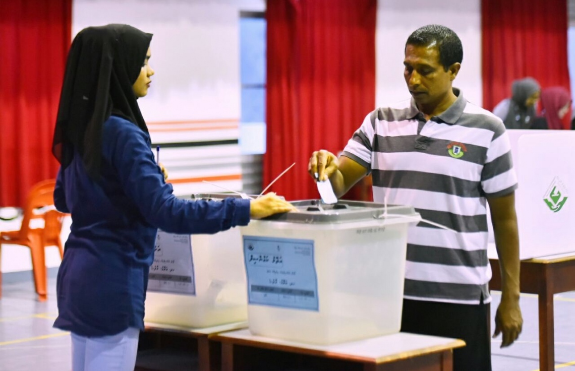 މާލެ: މޭ 6، 2017: ލޯކަލް ކައުންސިލް އިންތިހާބުގައި މީހަކު ވޯޓުލަނީ.-- ފޮޓޯ: ހުސެން ވަހީދު/ މިހާރު