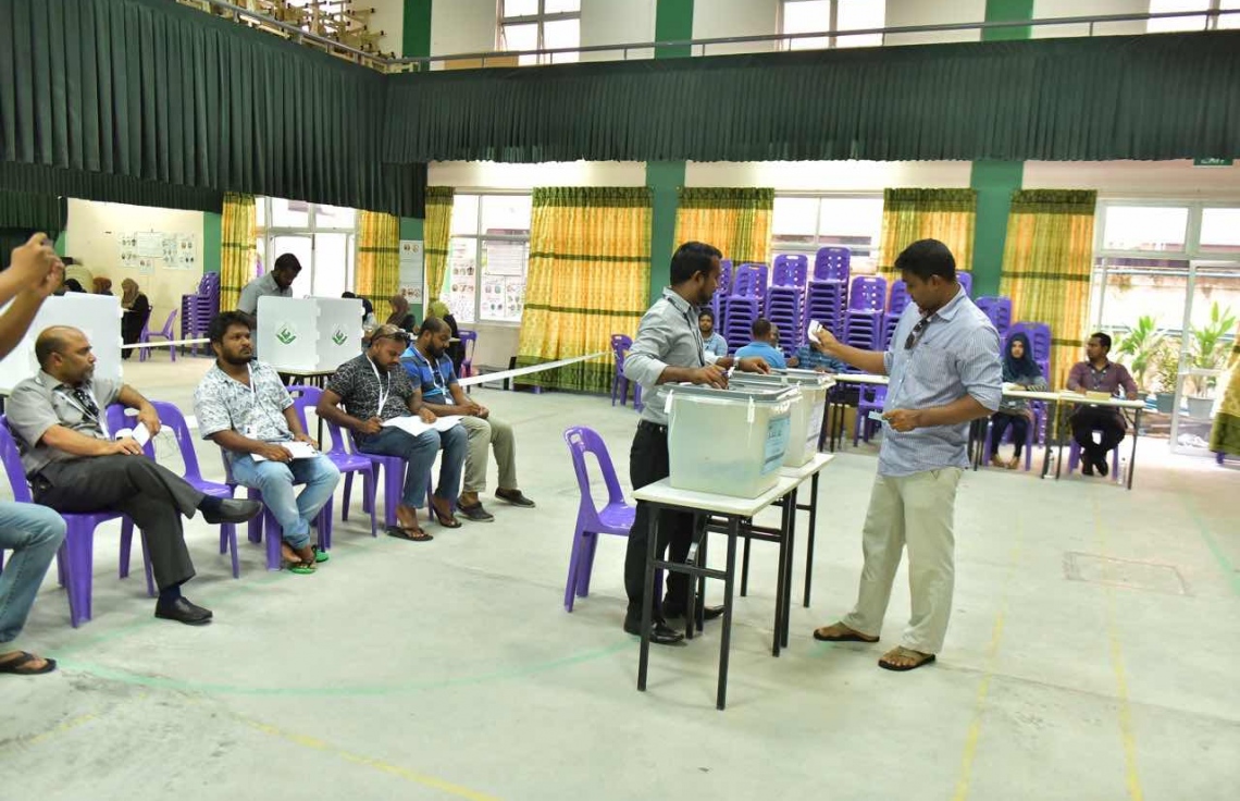 މާލެ: މޭ 6، 2017: ލޯކަލް ކައުންސިލް އިންތިހާބުގައި މީހަކު ވޯޓުލަނީ.-- ފޮޓޯ: ނިޝާން އަލީ/ މިހާރު