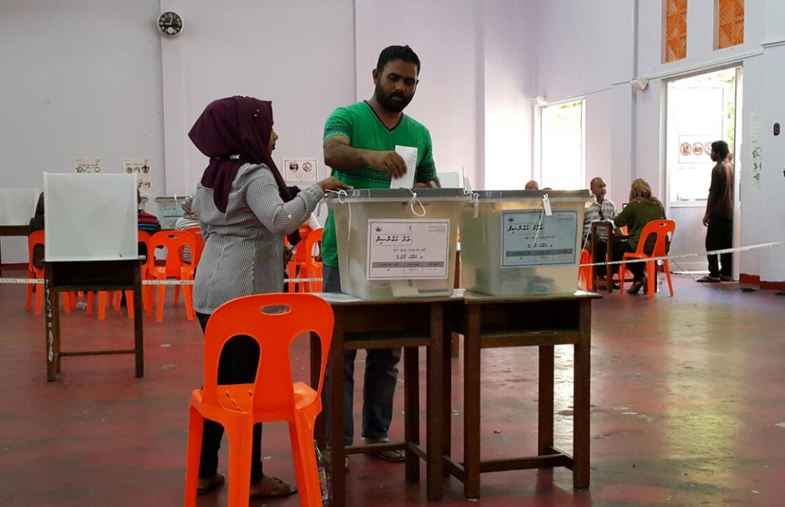 މާލެ: މޭ 6، 2017: ލޯކަލް ކައުންސިލް އިންތިހާބުގައި މީހަކު ވޯޓުލަނީ.-- ފޮޓޯ: އަހުމަދު އަބްދުﷲ ސައީދު/ މިހާރު