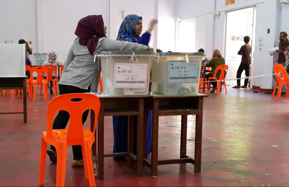 މާލެ: މޭ 6، 2017: ލޯކަލް ކައުންސިލް އިންތިހާބުގައި މީހަކު ވޯޓުލަނީ.-- ފޮޓޯ: އަހުމަދު އަބްދުﷲ ސައީދު/ މިހާރު