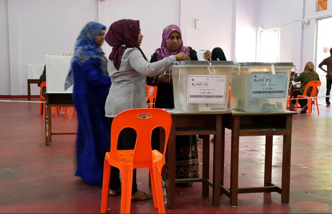 މާލެ: މޭ 6، 2017: ލޯކަލް ކައުންސިލް އިންތިހާބުގައި މީހަކު ވޯޓުލަނީ.-- ފޮޓޯ: އަހުމަދު އަބްދުﷲ ސައީދު/ މިހާރު