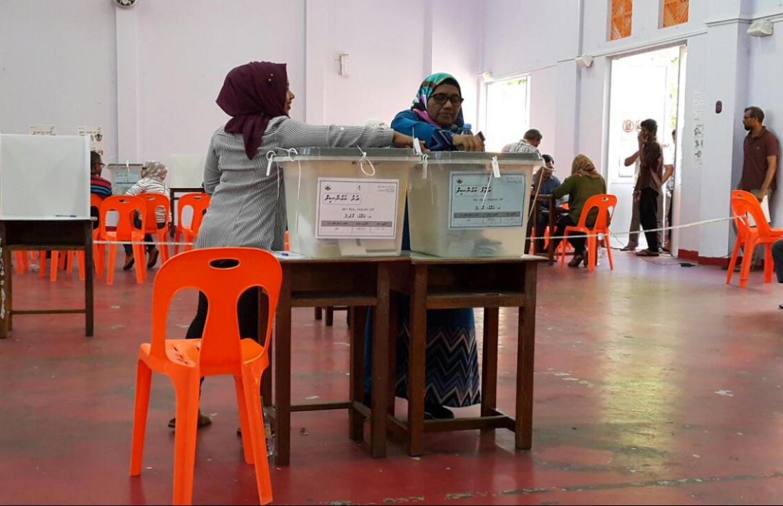 މާލެ: މޭ 6، 2017: ލޯކަލް ކައުންސިލް އިންތިހާބުގައި މީހަކު ވޯޓުލަނީ.-- ފޮޓޯ: އަހުމަދު މުހައްމަދު ސައީދު/ މިހާރު