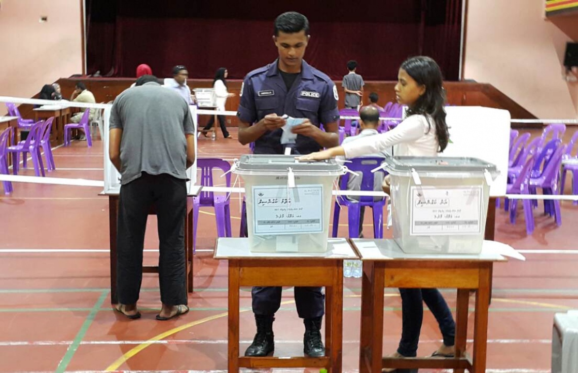 މާލެ: މޭ 6، 2017: ލޯކަލް ކައުންސިލް އިންތިހާބުގައި ފުލުހަކު ވޯޓުލަނީ.-- ފޮޓޯ: އަހުމަދު އަބްދުﷲ ސައީދު/ މިހާރު