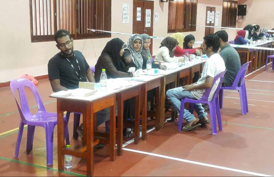 މާލެ: މޭ 6، 2017: ލޯކަލް ކައުންސިލް އިންތިހާބުގައި ބަޔަކު ވޯޓުލުމަށް އޮފިޝަލުންގެ މޭޒުކައިރީގައި އިށީންދެލައިގެން.-- ފޮޓޯ: އަހުމަދު އަބްދުﷲ ސައީދު/ މިހާރު