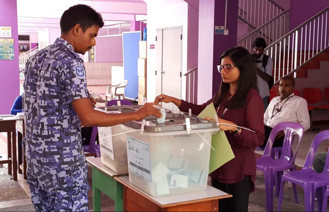 މާލެ: މޭ 6، 2017: ލޯކަލް ކައުންސިލް އިންތިހާބުގައި ފުލުހަކު ވޯޓުލަނީ.-- ފޮޓޯ: އަހުމަދު އަބްދުﷲ ސައީދު/ މިހާރު