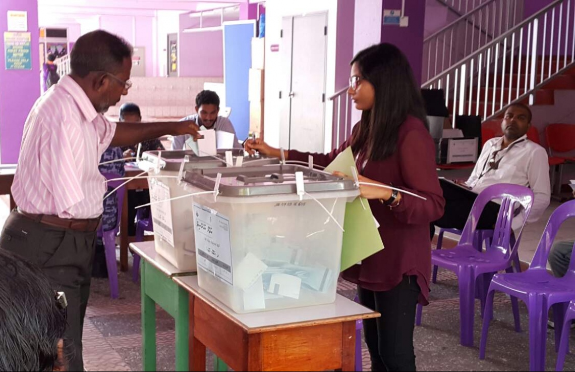 މާލެ: މޭ 6، 2017: ލޯކަލް ކައުންސިލް އިންތިހާބުގައި މީހަކު ވޯޓުލަނީ.-- ފޮޓޯ: އަހުމަދު އަބްދުﷲ ސައީދު/ މިހާރު