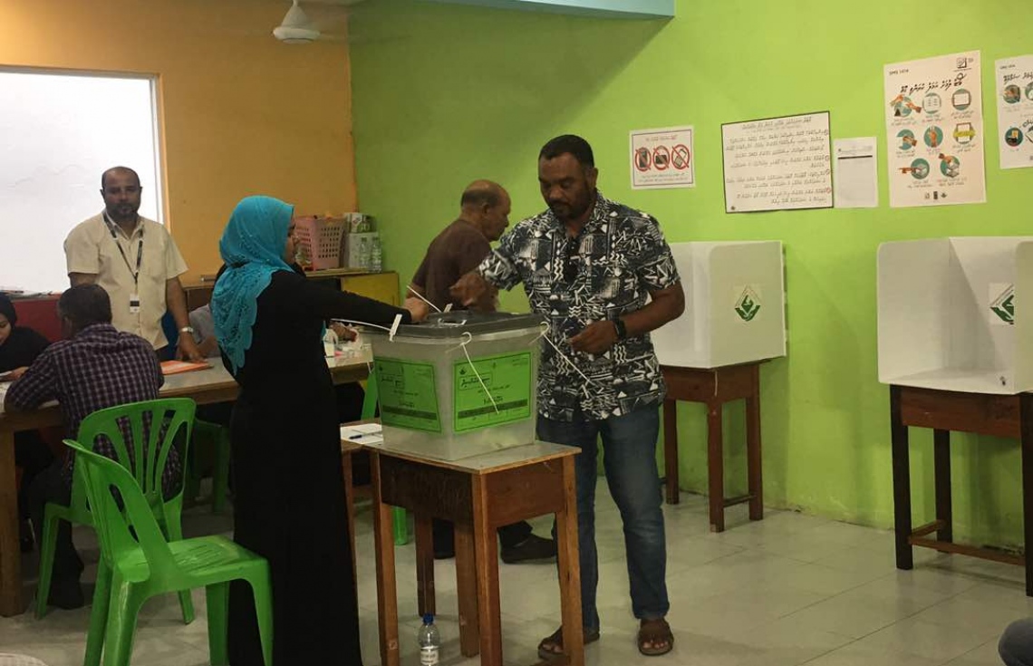 މާލެ: މޭ 6، 2017: ލޯކަލް ކައުންސިލް އިންތިހާބުގައި މީހަކު ވޯޓުލަނީ.-- ފޮޓޯ: އަބްދުﷲ ޖަމީލް/ މިހާރު