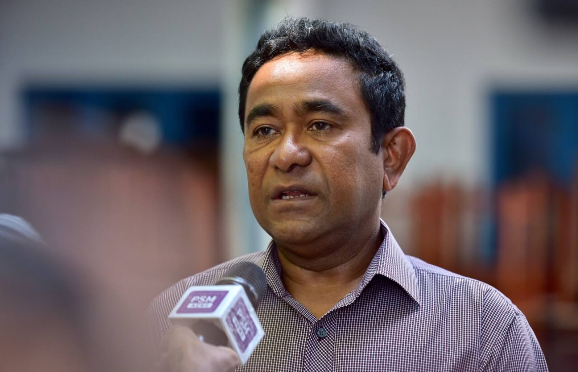 މާލެ: މޭ 6، 2017: ލޯކަލް ކައުންސިލް އިންތިހާބުގައި ރައީސް ޔާމީން ވޯޓުލެއްވުމަށްފަހު ނޫސްވެރިންނާ ވާހަކަ ދައްކަވަނީ.-- ފޮޓޯ: ނިޝާން އަލީ/ މިހާރު