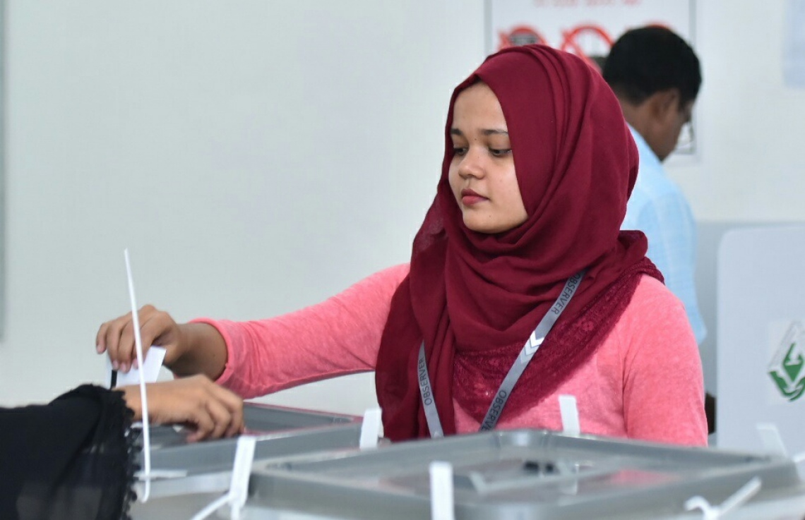 މާލެ: މޭ 6، 2017: ލޯކަލް ކައުންސިލް އިންތިހާބުގައި މީހަކު ވޯޓުލަނީ.-- ފޮޓޯ: ހުސެން ވަހީދު/ މިހާރު