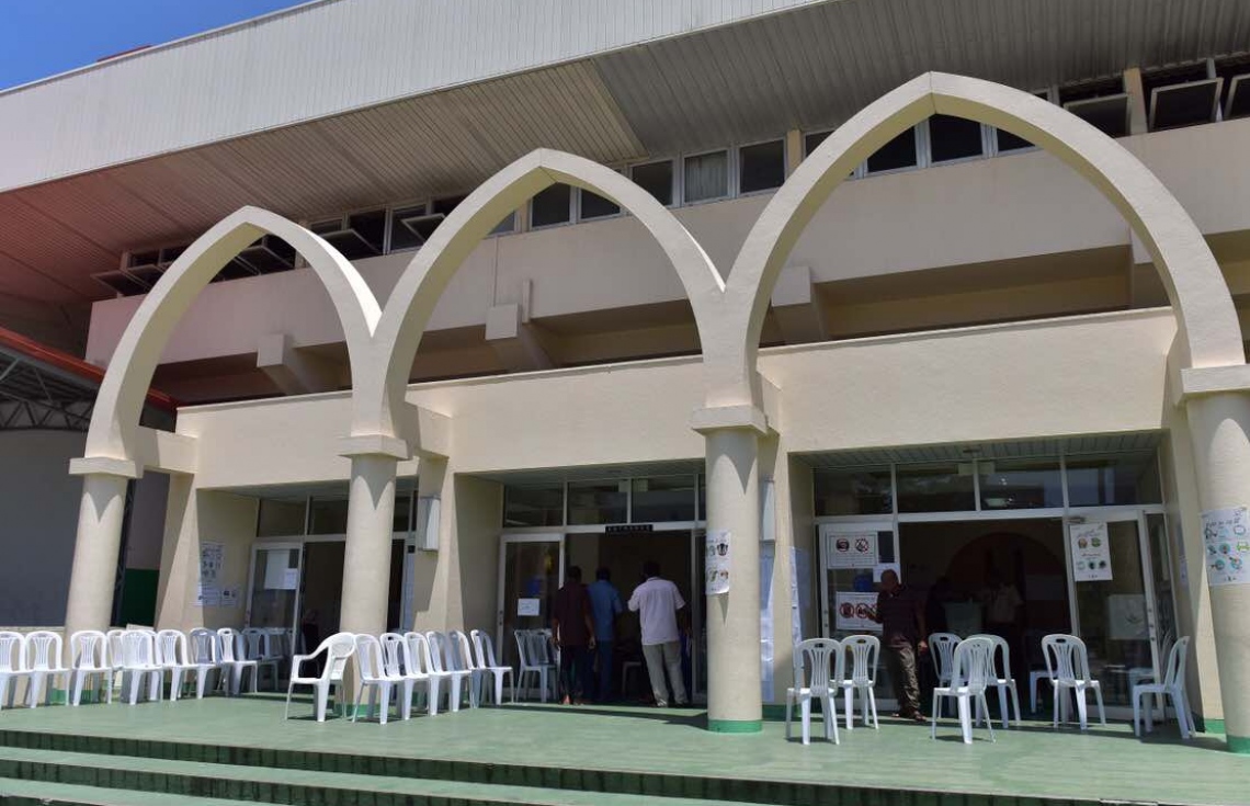 މާލޭގައި ވޯޓު ލާ މަރުކަޒެއްގެ ބޭރުގައި ގޮނޑި ޖަހާފައި -- ފޮޓޯ: އަހުމަދު އަބްދުﷲ ސައީދު