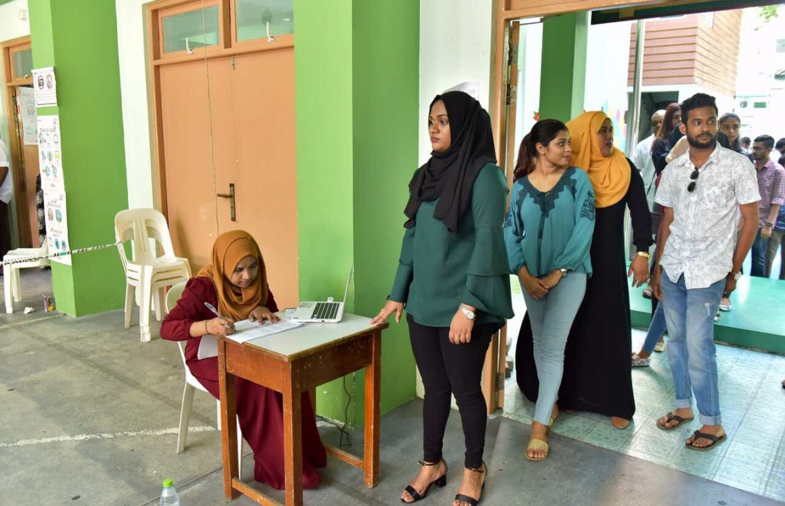 މާލެ: މޭ 6، 2017: ކައުންސިލް އިންތިހާބުގައި މާލޭގައި ވޯޓުލާން ބަޔަކު ކިޔޫގައި މަޑުކޮށްލައިގެން -- ފޮޓޯ: ނިޝާން އަލީ/ މިހާރު