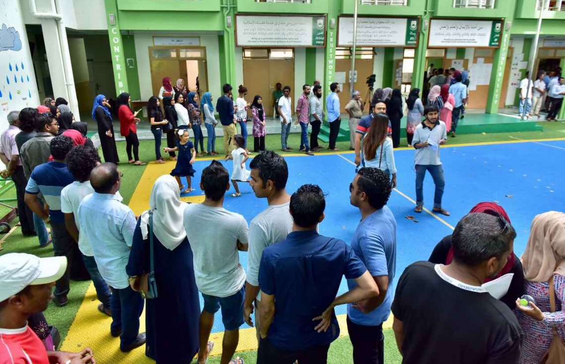 މާލެ: މޭ 6، 2017: ކައުންސިލް އިންތިހާބުގައި މާލޭގައި ވޯޓުލާން ބަޔަކު ކިޔޫގައި މަޑުކޮށްލައިގެން -- ފޮޓޯ: ނިޝާން އަލީ/ މިހާރު