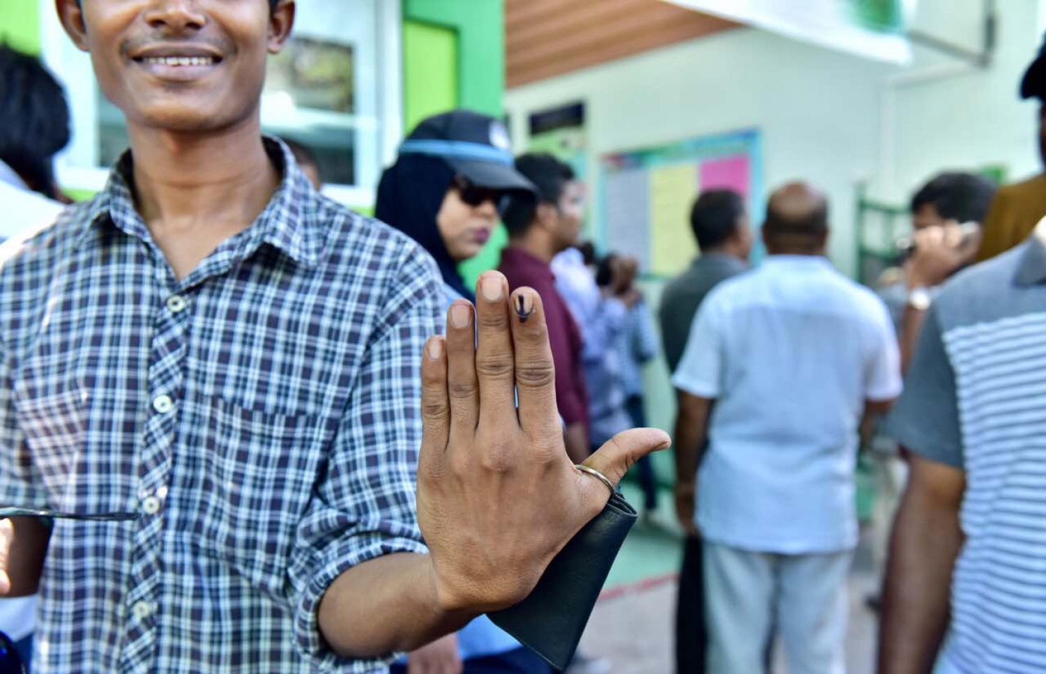 ލޯކަލް ކައުންސިލް އިންތިހާބުގައި މީހަކު ވޯޓުލުމަށް ފަހު އިނގިލީގެ ފާހަގަ ދައްކާލަނީ.-- ފޮޓޯ: ނިޝާން އަލީ/ މިހާރު