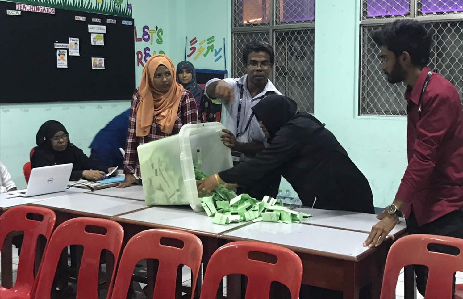 މިދިޔަ ލޯކަލް އިންތިޚާބުގައި ވޯޓު ގުނަނީ.---މިހާރު ފޮޓޯ