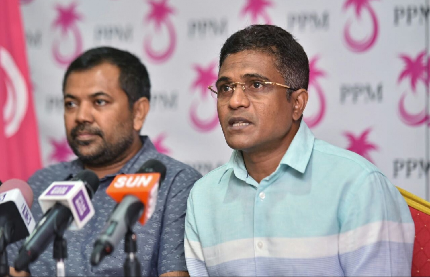 ހޮނިހިރުދުވަހު ބޭއްވި ލޯކަލް އިންތިޚާބާ ގުޅޭ ގޮތުން ނިހާން މިދިޔަ އާދީއްތަދުވަހު ނޫސްވެރިންނާ ވާހަކަ ދައްކަވަނީ.---މިހާރު ފޮޓޯ: ހުސެއިން ވަހީދު