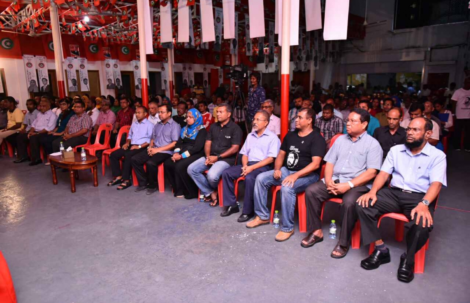 ލޯކަލް ކައުންސިލް އިންތިހާބުގެ ކާމިޔާބީ ފާހަގަކުރުމަށް އިދިކޮޅު ޕާޓީތަކުން ރޭ ކުނޫޒްގައި ބޭއްވި ޖަލްސާ. -- ފޮޓޯ: ހުސެން ވަހީދު / މިހާރު