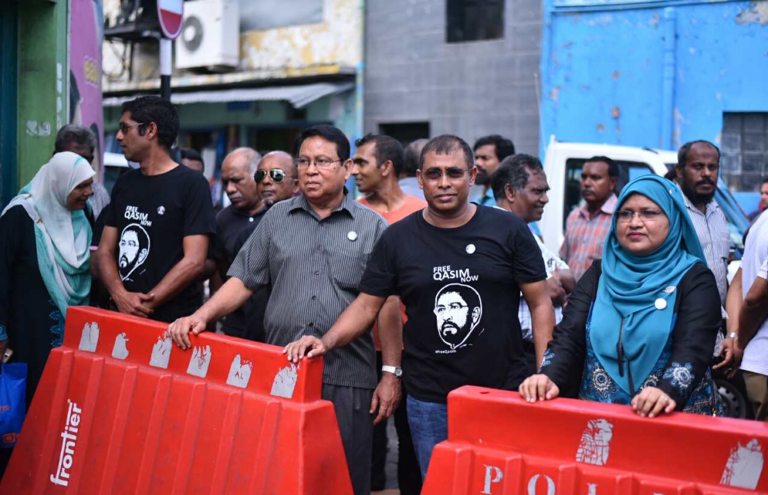 ޖުމްހޫރީ ޕާޓީގެ ލީޑަރު ގާސިމް އިބްރާހިމްގެ ބަންދުގެ މުއްދަތު އިތުރުމަށް އޭނާ ކްރިމިނަލް ކޯޓަށް ހާޒިރުކުރުމުން، ގާސިމްގެ ސަޕޯޓަރުން އެ ކޯޓުގެ ބޭރުގައި އިހުތިޖާޖު ކުރަނީ. --މިހާރު ފޮޓޯ: ހުސެއިން ވަހީދު