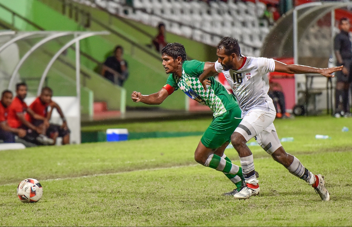 މާޒިޔާގެ ކެޕްޓަން އަސަދުﷲ (ވ) އަތުން ބޯޅަ ހޯދަން ޓީސީގެ ފައްރާހު މަސައްކަތްކުރަނީ. --ފޮޓޯ: ނިޝާން އަލީ/ މިހާރު