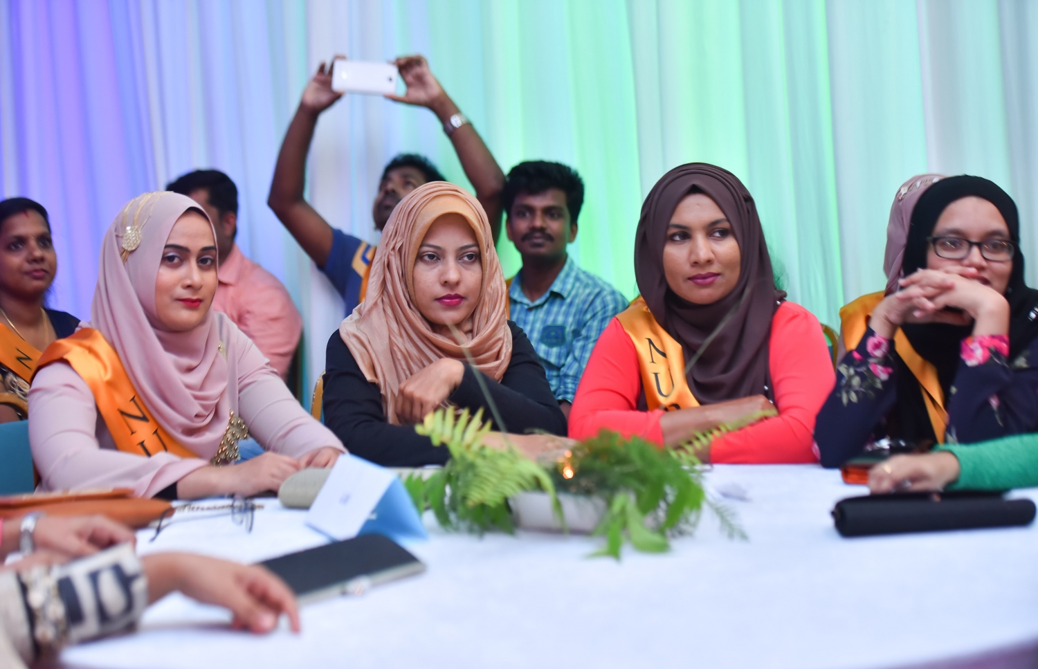 ބައިނަލްއަގްވާމީ ނަރުހުންގެ ދުވަސް ފާހަގަކުރަން މީގެ ކުރިން ބޭއްވި ރަސްމިއްޔާތުގައި ނަރުހުންތަކެއް ބައިވެރިވަނީ.-ފައިލް ފޮޓޯ: މިހާރު