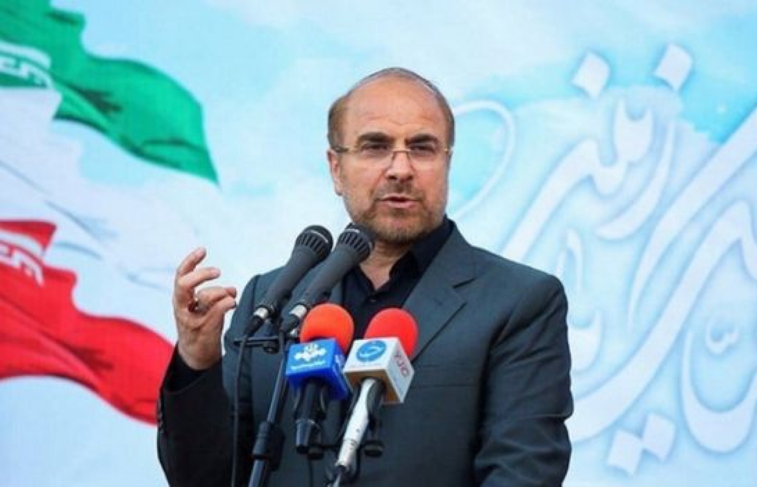 އީރާނުގެ ރިޔާސީ އިންތިޚާބުގައި ވާދަކުރައްވާ ތެހެރާނުގެ ކުރީގެ މޭޔަރު ގާލިބާފް. --ފޮޓޯ:ރޮއިޓާސް