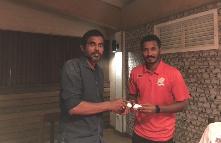 ބާސްކެޓްބޯޅަ ޓީމުގެ ކެޕްޓަނަކަށް ޒިލާލް، ކޯޗަކީ ސުޕުން