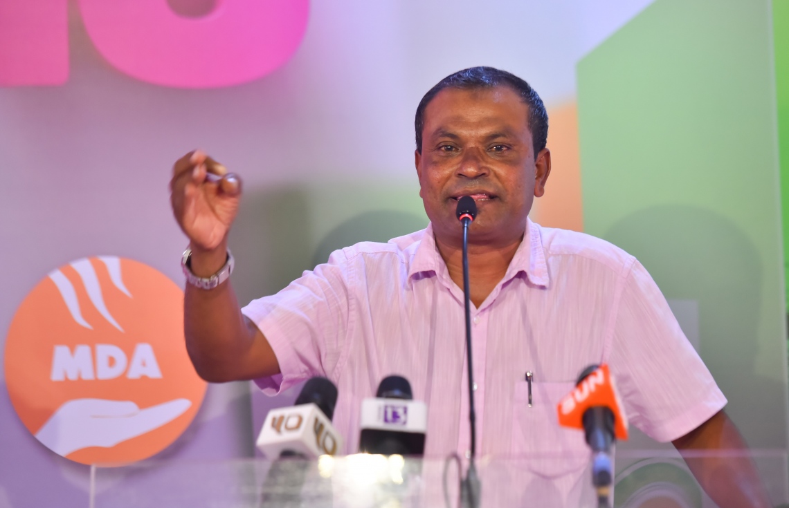 މާލެ، މޭ 16، 2017- ޕީޕީއެމްގެ ކޯލިޝަނުން އެމްޑީއޭގެ ޖަގަހައިގައި ބޭއްވި ޖަލްސާގައި އެމްޑީޕީގެ ޑެޕިއުޓީ ލީޑަރު އަދި ކުޑަހުވަދޫ ދާއިރާގެ މެމްބަރު އަހުމަދު އާމިރު ވާހަކަ ދައްކަވަނީ.---މިހާރު ފޮޓޯ: ހުސެއިން ވަހީދު