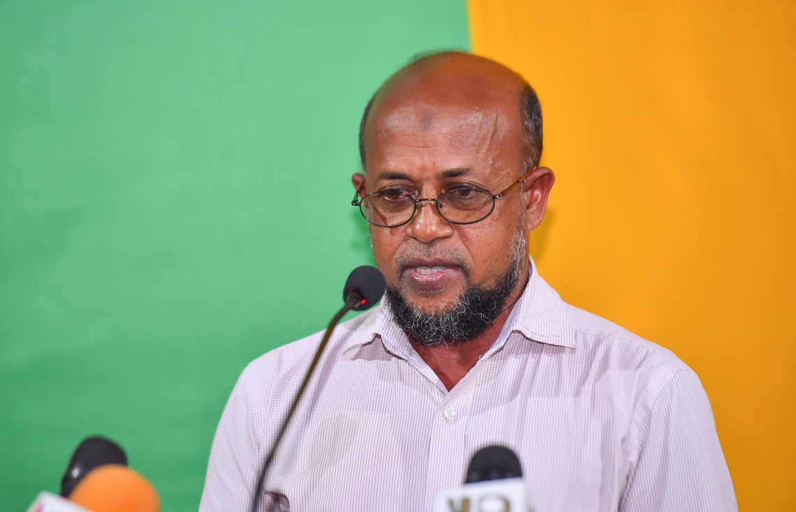 މާލެ، މޭ 16، 2017- އިދިކޮޅު ކޯލިޝަނުން އެމްޑީޕީގެ ހަރުގޭގައި ބޭއްވި ޖަލްސާގައި ރައްޔިތުންގެ މަޖިލިހުގެ ކުރީގެ މެމްބަރު އިބްރާހިމް މުއްތަލިބް ވާހަކަ ދައްކަވަނީ.---މިހާރު ފޮޓޯ: ހުސެއިން ވަހީދު