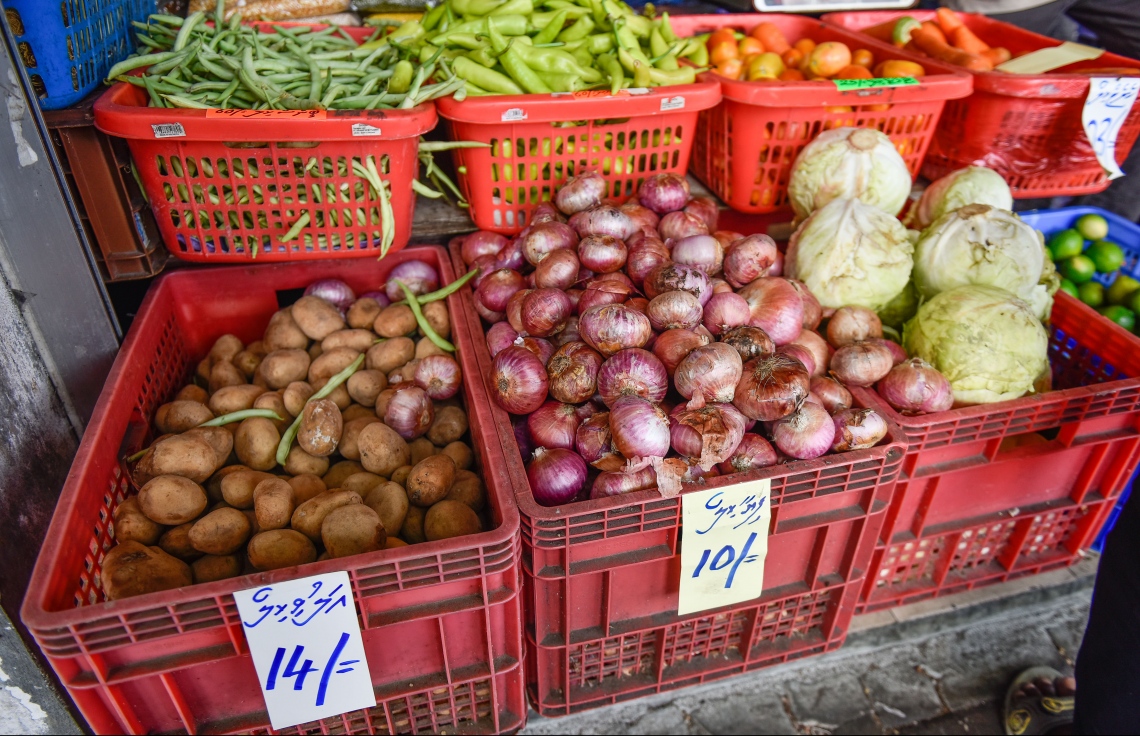 މާލެ: މޭ 17، 2017: ބާޒާރުމަތީގެ ފިހާރައެއްގައި ވިއްކަން ބަހައްޓާފައި ހުރި ތަރުކާރީގެ ބާވަތްތަކެއް.--- ފޮޓޯ: ނިޝާން އަލީ /މިހާރު