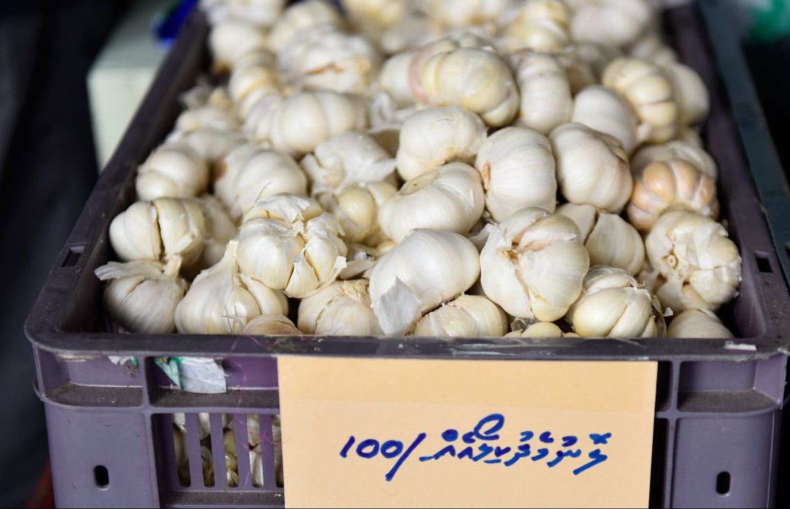 މާލެ: މޭ 17، 2017: ބާޒާރުމަތީގެ ފިހާރައެއްގައި ވިއްކަން ބަހައްޓާފައި ހުރި ލޮނުމެދުތަކެއް.---ފޮޓޯ: ނިޝާން އަލީ /މިހާރު