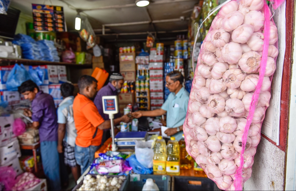 މާލެ: މޭ 17، 2017: ބާޒާރުމަތީގެ ފިހާރައަކުން މީހަކު ވިޔަފާރި ކުރަނީ: ރޯދަމަސް ފެށެން ކައިރިވެފައިވާއިރު، ބާޒާރުމަތީގައި ހަލަބޮލިކަން ވަނީ އިތުރުުވެފައި.--- ފޮޓޯ: ނިޝާން އަލީ /މިހާރު