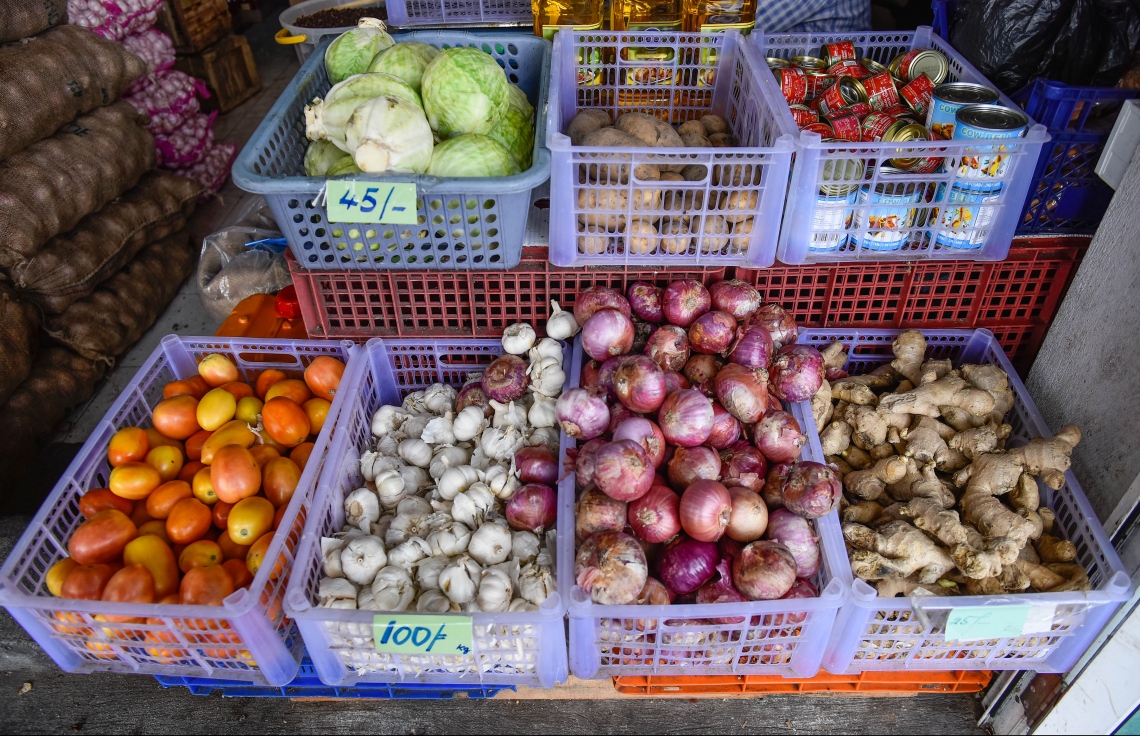 މާލެ: މޭ 17، 2017: މާލޭގެ ބާޒާރުމަތީގެ ފިހާރައެއްގައި ވިއްކަން ބަހައްޓާފައި ހުރި ތަރުކާރީގެ ބައެއް ބާވަތްތައް.---ފޮޓޯ: ނިޝާން އަލީ /މިހާރު