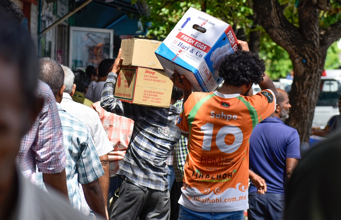 މާލެ: މޭ 17، 2017: މާލޭގެ ބާޒާރުމަތީގައި ބަޔަކު ބިސްކޭހެއް އުފުލަނީ: ރޯދަމަސް ފެށެން ކައިރިވާއިރު، މިހާރު ވެސް ބިސްކޭހުގެ އަގު ވަނީ އުފުލިފައި.---މިހާރު ފޮޓޯ: ނިޝާން އަލީ