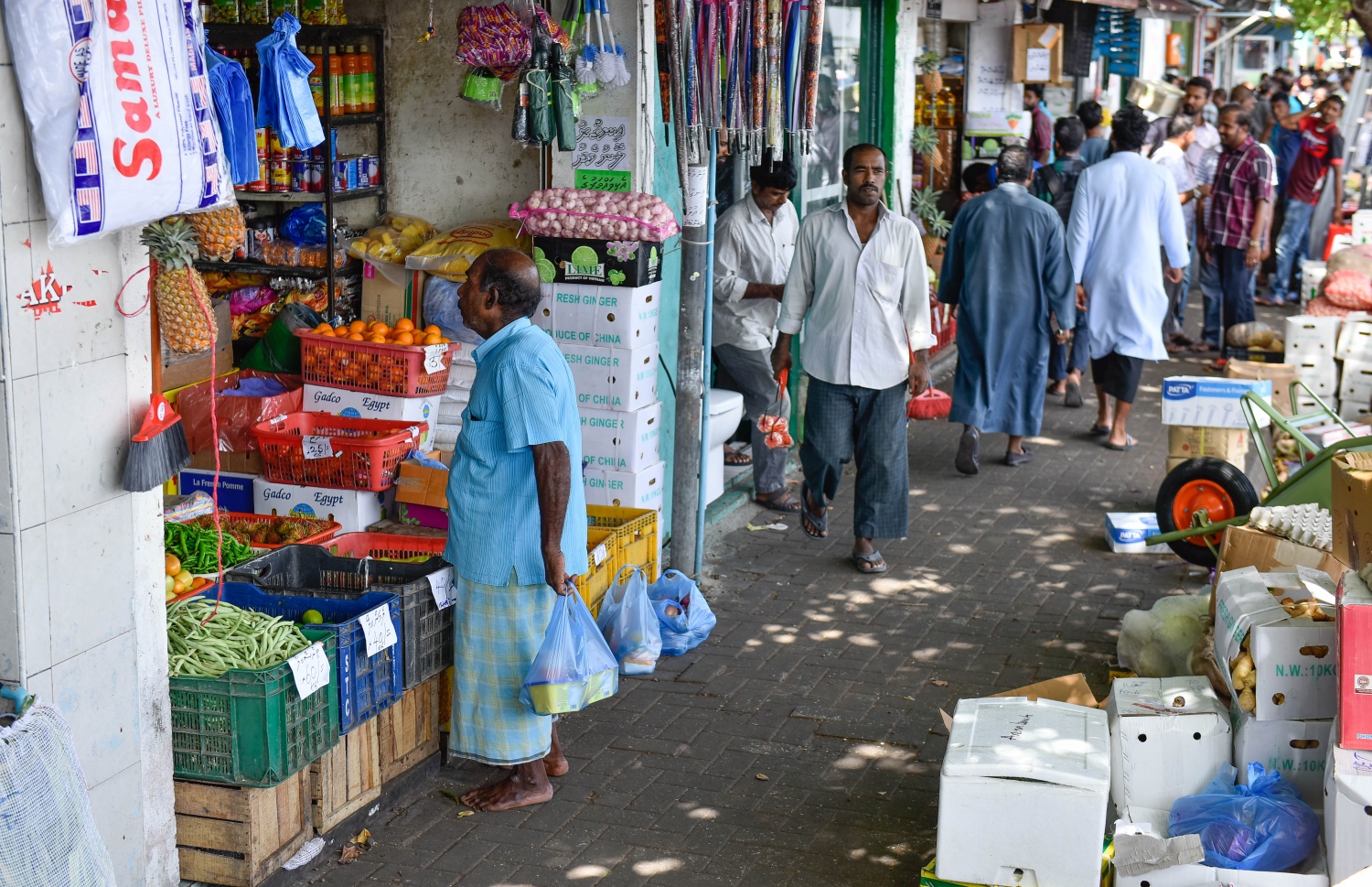 ބާޒާރުމަތީ ފިހާރައެއްގައި ވިއްކަން ބަހައްޓާފައި ހުރި އަލަނާސިތަކެއް މީހަކު މިއަދު ބަލަނީ. ފޮޓޯ: ނިޝާން އަލީ /މިހާރު