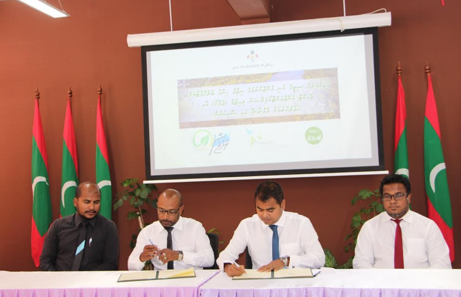 ފުވައްމުލަކުގެ ކުނީގެ މަސައްކަތް ވެމްކޯއާ ހަވާލުކުރުމުގެ އެއްބަސްވުމުގައި މިނިސްޓަރު ތޯރިގް (ކ-2) އަދި ވެމްކޯގެ ޑެޕިއުޓީ މެނޭޖިން ޑިރެކްޓަރު މުއީން ސޮއި ކުރައްވަނީ. --ފޮޓޯ: އެންވަޔަރްމަންޓް މިނިސްޓްރީ