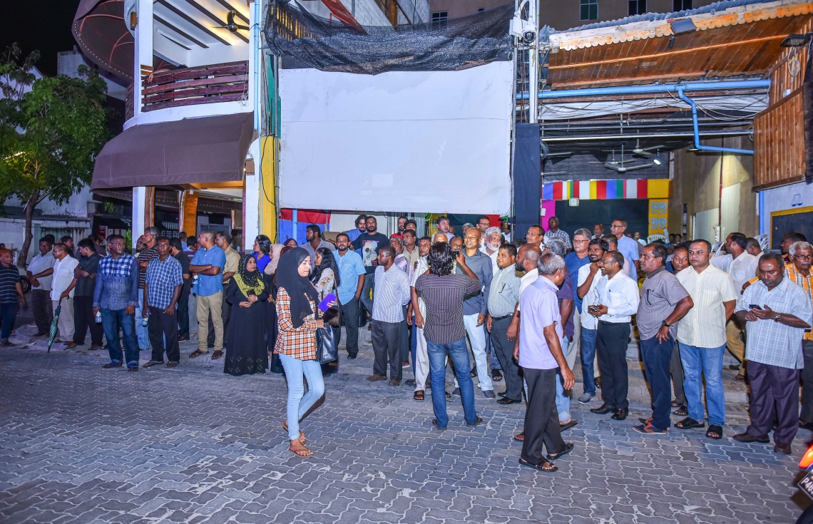 މާލެ، މޭ 17، 2017- އިދިކޮޅު ކޯލިޝަނުން އެމްޑީޕީގެ ހަރުގޭގައި ބޭއްވި ޖަލްސާ އަށް ޖުމްހޫރީ ޕާޓީގެ ލީޑަރު ގާސިމް އިބްރާހިމް ވަޑައިގަންނަވާނެ އިރެއްގެ އިންތިޒާރުގައި އިދިކޮޅު ފަރާތްތަކުން ހަރުގެ ކުރިމަތީގައި އެތުރިލައިގެން.---މިހާރު ފޮޓޯ: ހުސެއިން ވަހީދު