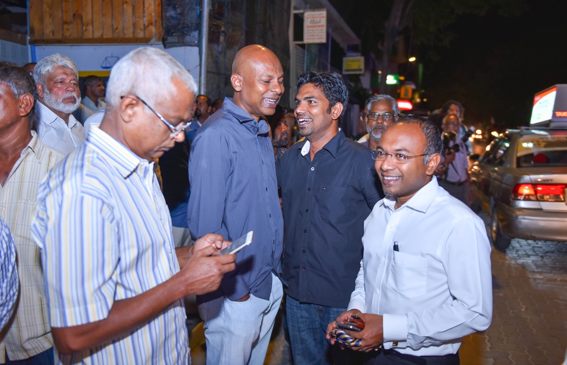 މާލެ، މޭ 17، 2017- އިދިކޮޅު ކޯލިޝަނުން އެމްޑީޕީގެ ހަރުގޭގައި ބޭއްވި ޖަލްސާ އަށް ޖުމްހޫރީ ޕާޓީގެ ލީޑަރު ގާސިމް އިބްރާހިމް ވަޑައިގަންނަވާނެ އިރެއްގެ އިންތިޒާރުގައި އިދިކޮޅު އިސް ލީޑަރު މަޑުކޮށްލައްވައިގެން.---މިހާރު ފޮޓޯ: ހުސެއިން ވަހީދު