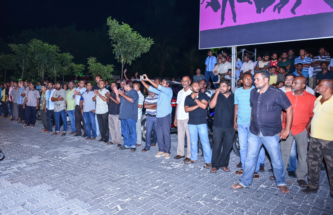 މާލެ، މޭ 17، 2017- އިދިކޮޅު ކޯލިޝަނުން އެމްޑީޕީގެ ހަރުގޭގައި ބޭއްވި ޖަލްސާ އަށް ޖުމްހޫރީ ޕާޓީގެ ލީޑަރު ގާސިމް އިބްރާހިމް ވަޑައިގަންނަވާނެ އިރެއްގެ އިންތިޒާރުގައި އިދިކޮޅު ފަރާތްތަކުން ހަރުގެ ކުރިމަތީގައި އެތުރިލައިގެން.---މިހާރު ފޮޓޯ: ހުސެއިން ވަހީދު