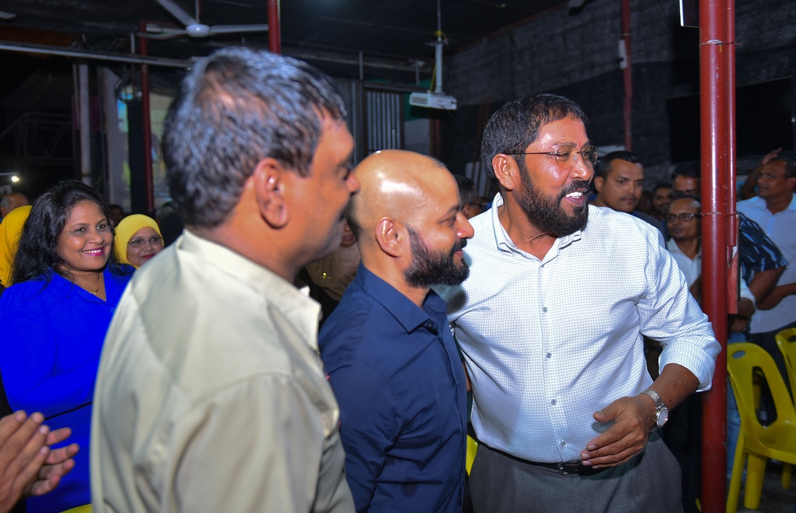 މާލެ، މޭ 17، 2017- އިދިކޮޅު ކޯލިޝަނުން އެމްޑީޕީގެ ހަރުގޭގައި ބޭއްވި ޖަލްސާގައި ޖުމްހޫރީ ޕާޓީގެ ލީޑަރު ގާސިމާއި ކުރީގެ ރައީސް މައުމޫންގެ ދަރިކަލުން ފާރިސް މައުމޫން.---މިހާރު ފޮޓޯ: ހުސެއިން ވަހީދު