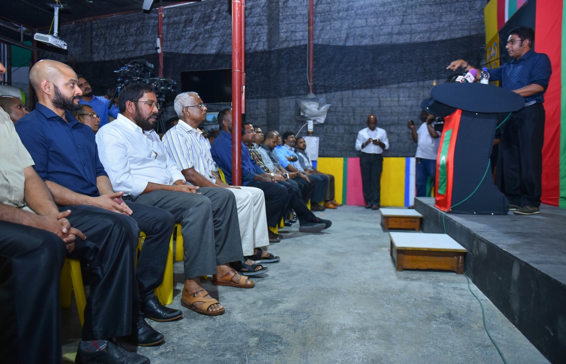 މާލެ، މޭ 17، 2017- އިދިކޮޅު ކޯލިޝަނުން އެމްޑީޕީގެ ހަރުގޭގައި ބޭއްވި ޖަލްސާގައި ތުލުސްދޫ ދާއިރާގެ މެމްބަރު މުހައްމަދު ވަހީދު އިބްރާހިމް (ލޯޔަރު ވައްޑެ) ވާހަކަ ދައްކަވަނީ.---މިހާރު ފޮޓޯ: ހުސެއިން ވަހީދު