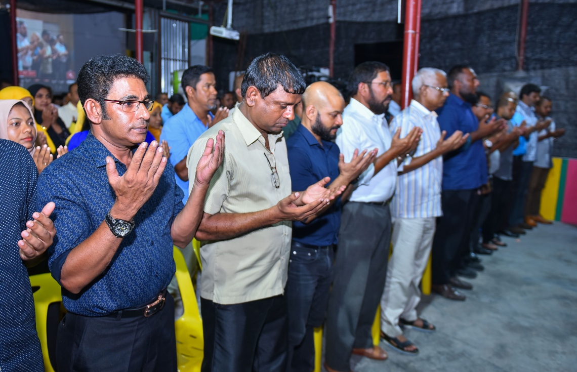 މާލެ، މޭ 17، 2017- އިދިކޮޅު ކޯލިޝަނުން އެމްޑީޕީގެ ހަރުގޭގައި ބޭއްވި ޖަލްސާގައި ޕާޓީތަކުގެ އިސްބޭފުޅުން ދުއާ އަށް އަތް ނަންގަވައިގެން---މިހާރު ފޮޓޯ: ހުސެއިން ވަހީދު