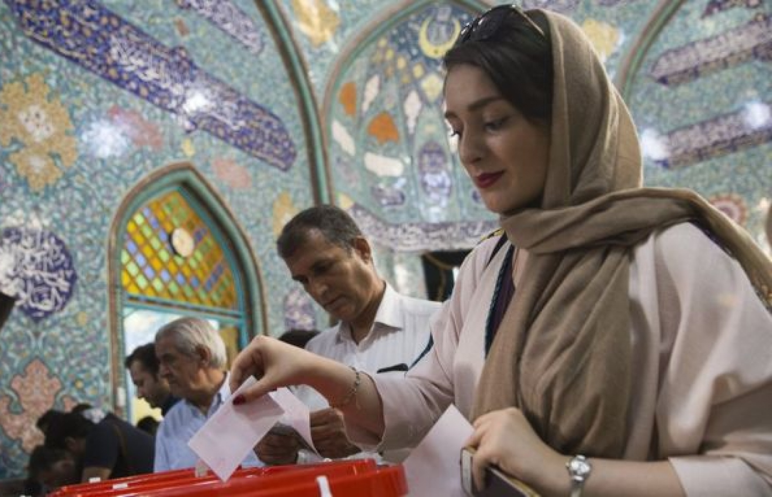 އީރާނުގައި އިއްޔެ ބޭއްވި ރިޔާސީ އިންތިޚާބުގައި ވޯޓުލަނީ: އިންތިޚާބުގައި 40 މިލިއަން މީހުން ވޯޓު ދިން ކަމަށް ދާޚިލީ ވުޒާރާ އިން ބުނެފައިވޭ.