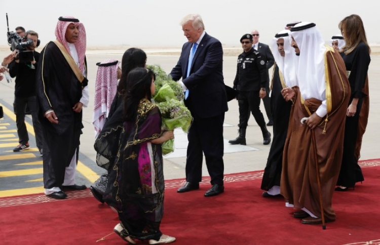 14 ގަޑިއިރުގެ ދަތުރުގައި ޓްރަމްޕް ވަނީ ތަގުރީރު އެޑިޓް ކުރައްވާފައި