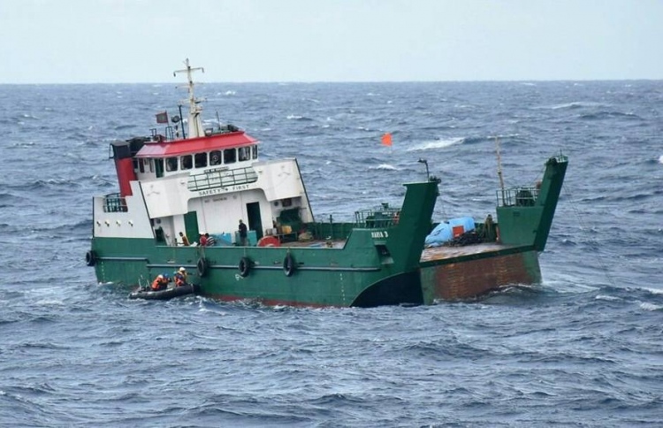 މަނަވަރުގެ އެހީގައި ކޮޅުވެއްޓި މާލެ އަށް ދަތުރުކުރަނީ