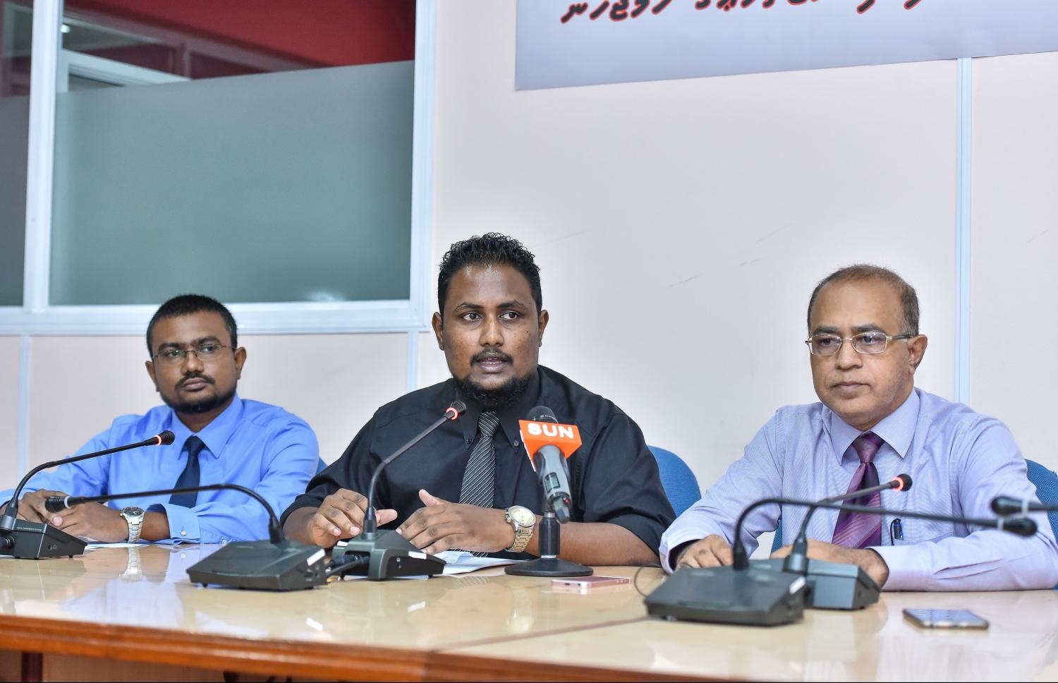 މީޑިއާ ކައުންސިލްގެ ބައެއް ބޭފުޅުން ނޫސްވެރިންގެ ބައްދަލުވުމެއްގައި. --ފޮޓޯ:ނިޝާން އަލީ/މިހާރު