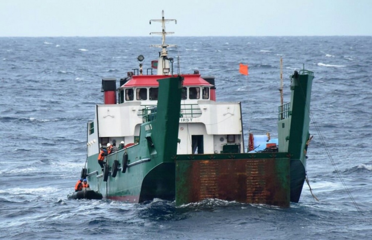 ކާޑު ހިފައިގެން ދިިޔަ ކޮޅުވެއްޓިއެއް ފަރަށް އަރައިފި