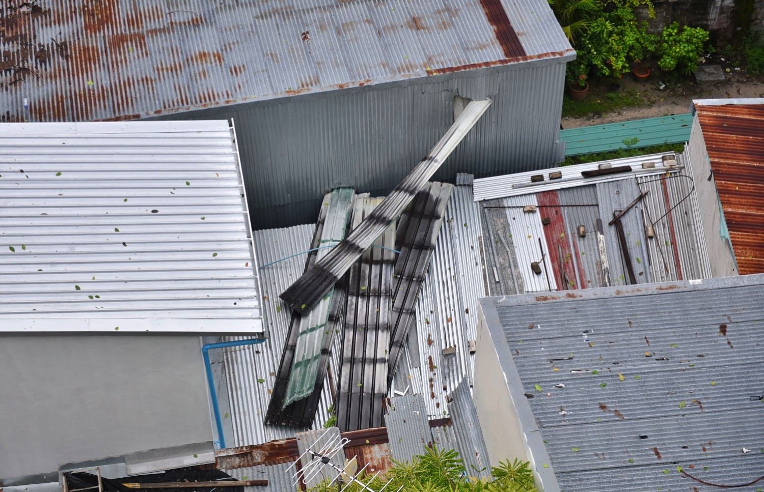 ސޯސަންފްލާވާ ގޭގެ ފުރާޅުން ބައެއް، ސޯސަންމީޑުގޭ ފުރާޅުމައްޗަށް ވެއްޓިފައި-- މިހާރު ފޮޓޯ: ހުސެން ވަހީދު