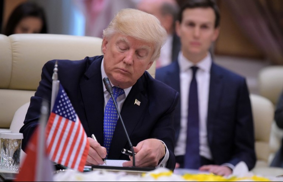 ސައުދީ އަރަބިއާ، ރިޔާޒް: މޭ 22، 2017: ގަލްފް ކޯޕަރޭޝަން ކައުންސިލް ބައްދަލުވުމުގައި އެމެރިކާގެ ރައީސް ޓްރަމްޕް (މ) ބައިވެރިވެ ވަޑައިގަންނަވަނީ.-- ފޮޓޯ: އޭއެފްޕީ