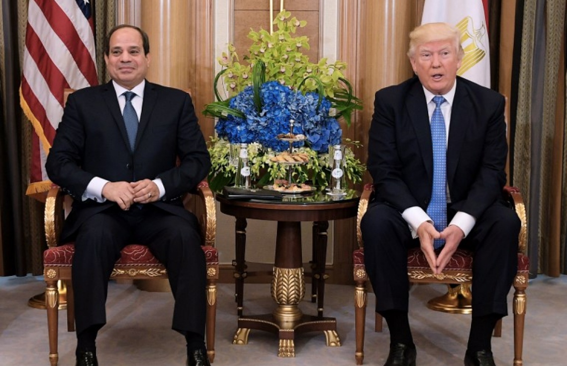 ސައުދީ އަރަބިއާ، ރިޔާޒް: މޭ 22، 2017: އެމެރިކާގެ ރައީސް ޓްރަމްޕް (ކ) ސައުދީ އަށް ކުރައްވާ ދަތުރުފުޅުގައި އިޖިޕްޓުގެ ރައީސް އަބްދުލް ފައްތާހް އަލް-ސީސީ އާއި ބައްދަލު ކުރައްވަނީ.-- ފޮޓޯ: އޭއެފްޕީ